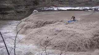 YouTube: el peligro de remar de pie en un lago luego una nevada