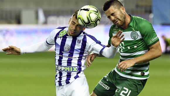 Budapest (Hungary), 27/05/2020.- Barnabas Racz (L) of Ujpest in action against Endre Botka (R) of Ferencvaros during the Hungarian league soccer match between Ujpest Budapest and Ferencvaros in Budapest, Hungary, 27 May 2020. (Hungría) EFE/EPA/SZILARD KOSZTICSAK HUNGARY OUT