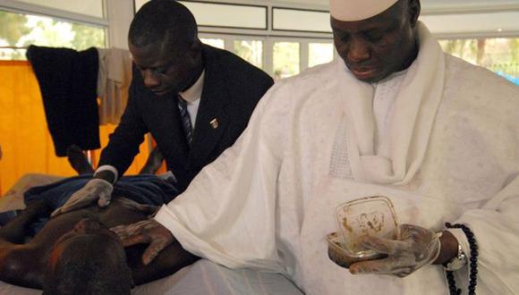 Cuando era presidente de Gambia, Yahya Jammeh usaba una poción de hierbas que él mismo había inventado para tratar a los pacientes con VIH. (Foto: EPA)
