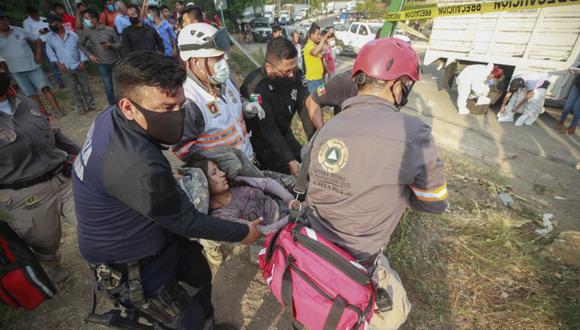 Una mujer migrante lesionada es trasladada por personal de rescate del lugar de un accidente cerca de Tuxtla Gutiérrez, estado de Chiapas, México. (Foto: AP).