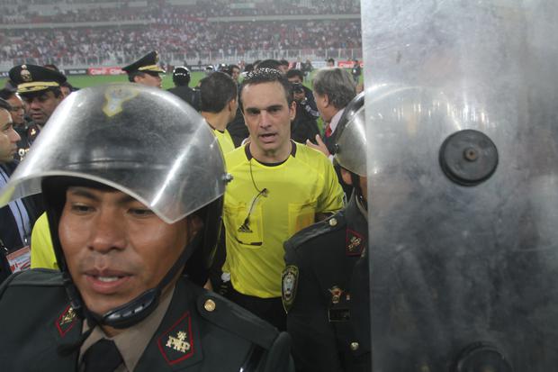 Patricio Loustau se retira del Estadio Nacional resguardado por policías tras polémico arbitraje | Foto: GEC