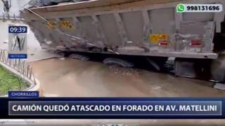 Chorrillos: camión queda atascado en enorme forado en Av. Matellini | VIDEO