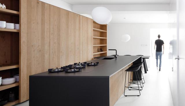 En la cocina, utiliza tableros de granito o de cuarzo negro, estas piezas aportan un brillo especial que acentúa la elegancia de los espacios. (Foto: i29 Architects)