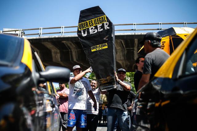 Centenares de taxistas volvieron a manifestarse este miércoles y cortaron hasta ocho puntos clave de Buenos Aires, una medida de protesta contra la actividad de plataformas de transporte como Uber y Cabify. (Foto: EFE)