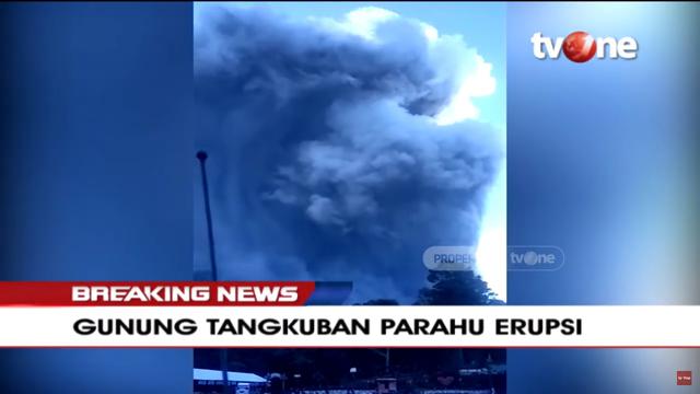 Volcán Tangkuban Parahu entra en erupción y genera una lluvia de ceniza en Indonesia . Foto: Captura de TV