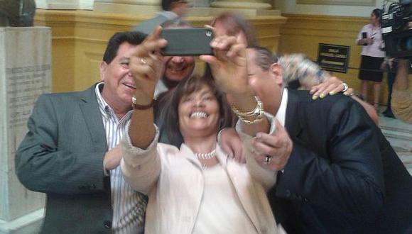 En el Congreso también se tomaron su 'selfie'. (Foto: @pacofloresc)