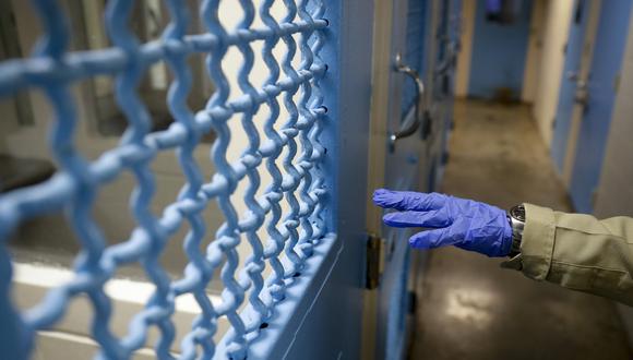 Una mano enguantada señala una celda en la sala del hospital de la cárcel de Twin Towers en Los Ángeles. (Foto referencial: AP/Chris Carlson)