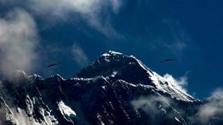 A medida que el Everest se derrite, los cuerpos resurgen del hielo