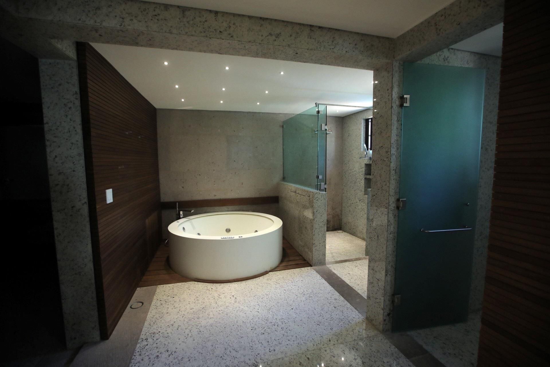 The bathroom in the main bedroom of the Government House.  (EFE / Ivan Villanueva).
