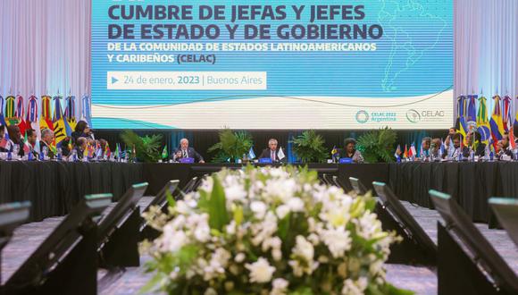El presidente de Argentina, Alberto Fernández (centro), habla durante la cumbre de la Comunidad de Estados Latinoamericanos y Caribeños (CELAC) en Buenos Aires, el 24 de enero de 2023. (AFP).