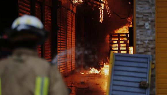 Bomberos se encuentran en la zona intentando sofocar las llamas. Foto:  César Grados /@photo.gec