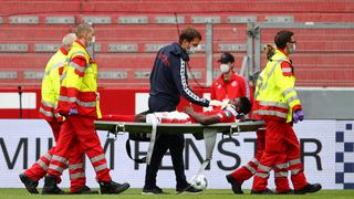 Bundesliga: futbolista del Mainz sufrió un terrible golpe en la cabeza y se marchó inconsciente en la camilla 