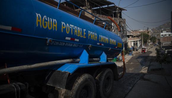 La distribución se dará en forma progresiva, con una flota de cisternas que asegura la calidad y cantidad del agua transportada. (Foto de Ernesto BENAVIDES / AFP)