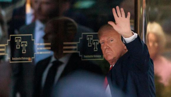Donald Trump llegó el lunes a la Torre Trump y al momento de hacer su ingreso a esas instalaciones saludó con la mano a sus seguidores (Foto: EFE/EPA/JUSTIN LANE)