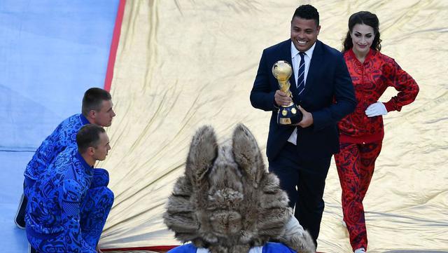 Ronaldo, el brasileño, fue el encargado de llevar el trofeo de la Copa Confederaciones Rusia 2017. (Foto: AFP/Reuters)
