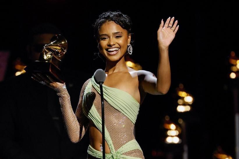 En los Premios Grammy en febrero de 2024, Tyla se convirtió en la primera persona en ganar el premio a Mejor interpretación de música africana con "Water" (Créditos: Grammy Difusión)