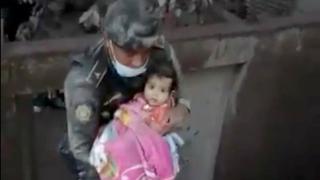 YouTube: el emotivo rescate de una bebé en medio de la tragedia en Guatemala [VIDEO]