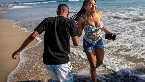 Una pareja afrodescendiente celebra la recuperación de la playa. (Getty Images).