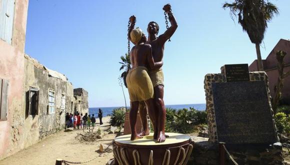 Esta estatua de la emancipación fue construida en una isla en Senegal que fue usada por barcos de esclavos de Portugal, Francia, Inglaterra y Holanda. (Getty Images)