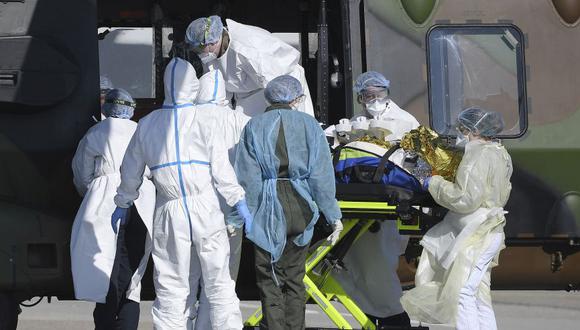 Coronavirus en Francia | Ultimas noticias | Último minuto: reporte de infectados y muertos sábado 4 de abril del 2020 | Covid-19 | El personal médico empuja a un paciente dentro de un helicóptero médico francés en Estrasburgo. (Foto: FREDERICK FLORIN / AFP).