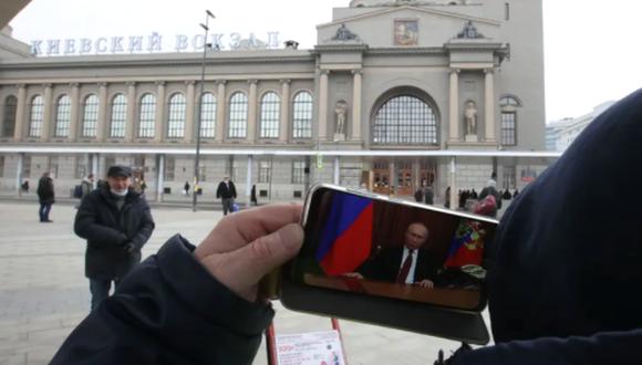Un ciudadano ruso ve en su teléfono la declaración de guerra del presidente Vladimir Putin. (Foto: VITALIY BELOUSOV / SPUTNIK / CONTACTOPHOTO).