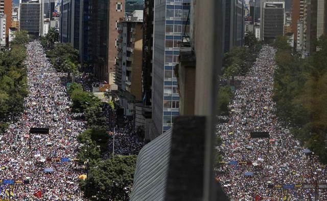Los venezolanos prefieren la calle antes que el carnaval - 1