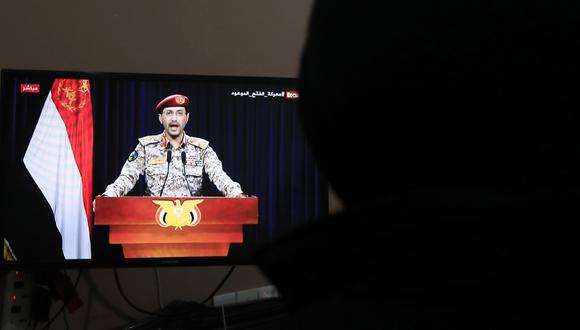 Una persona observa al portavoz militar hutí, Yahya Sarea, pronunciar un comunicado televisivo sobre un nuevo ataque con misiles contra un barco estadounidense, en Saná, Yemen, el 31 de enero de 2024. (Foto de EFE/EPA/YAHYA ARHAB)