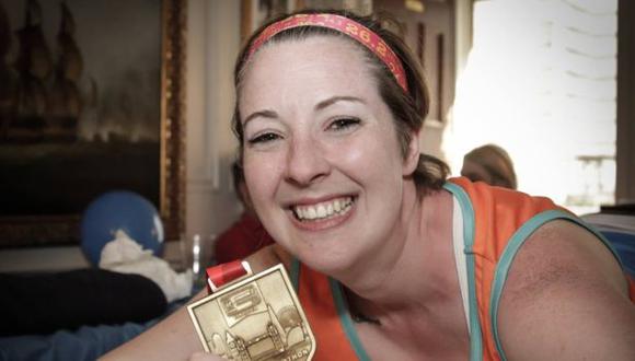 Bethan con su medalla del maratón de Londres de 2017. Comenzó a correr para aliviar su ansiedad. (Beth Rees)