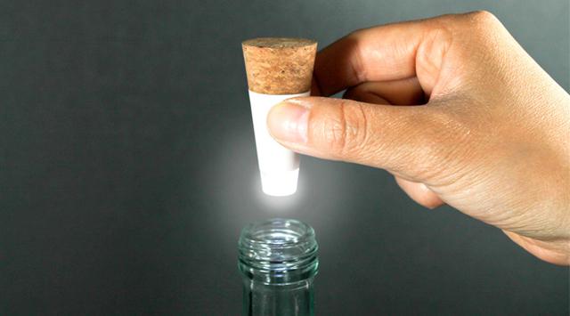 Transforma tus botellas en lámparas con este innovador corcho - 2