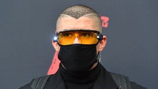 Bad Bunny comparte pícaro video bailando en un baño  y se convierte en tendencia