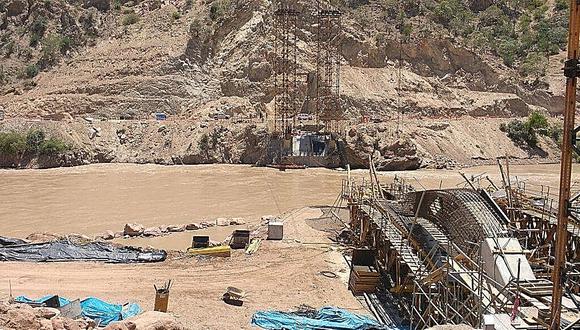 En el 2017, en plena construcción a cargo de Consorcio T&T Chacanto, la estructura del puente en Cajamarca colapsó dejando cuatro trabajadores muertos y diez heridos. Foto: Larotativa.pe
