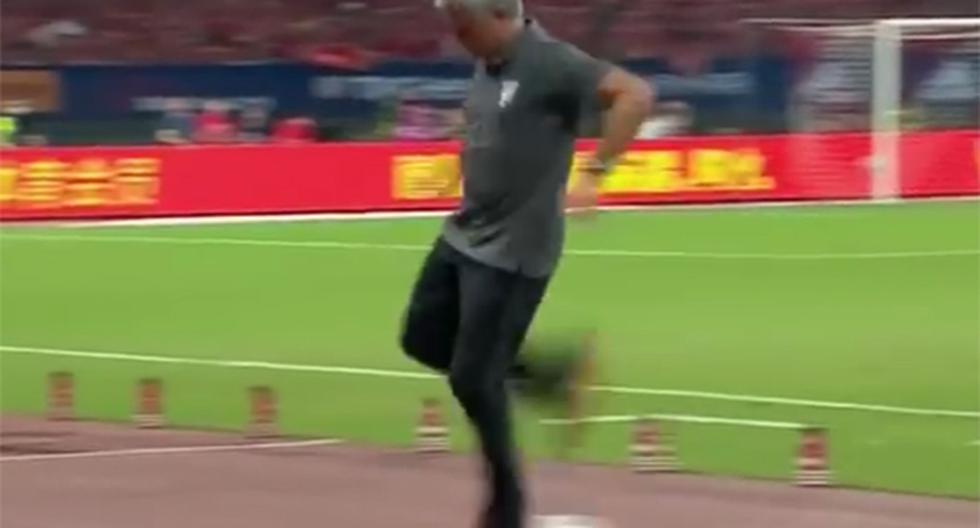 José Mourinho siempre trata de llamar la atención de algún modo. Esta vez fue en el amistoso del Manchester United ante Borussia Dortmund. Mostró un lujo con el balón que se volvió viral en las redes sociales. (Foto: Captura - YouTube)