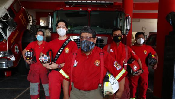 Bomberos de la compañía "Grau 16" de Barranco esperan un camión de rescate donado por Japón. (Foto: Lino Chipana / El Comercio)