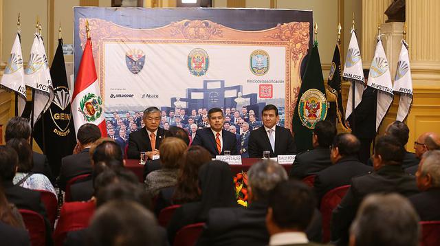 Luis Galarreta firmó la ley aprobada por el Congreso que declara Héroes de la Democracia a los integrantes del GEIN. Esto en medio de una muestra a cargo de la Dircote para conmemorar los 25 años de la captura de Abimael Guzmán. (Congreso de la República)