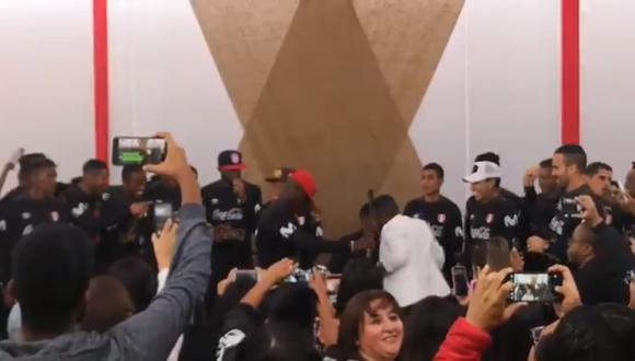 Luis Advíncula, lateral de la selección peruana, sorprendió a todos bailando salsa durante un evento familiar dentro de la Videna. El defensor no dudó en salir al centro del escenario a bailar.