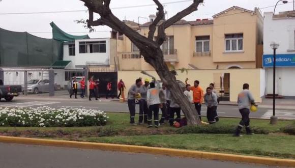 Obreros peruanos cantaron y retaron a hinchas chilenos