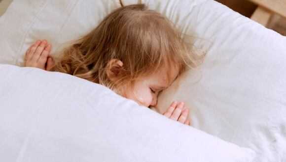 Una niña durmiendo placenteramente. | Imagen referencial: Tatiana Syrikova / Pexels