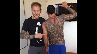 Carlos Tevez cubrió con impresionante tatuaje toda su espalda