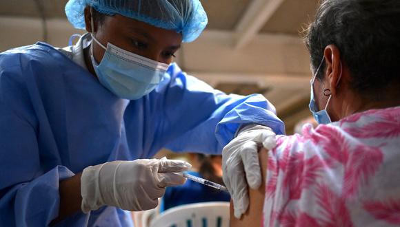 Rosell destacó que actualmente el Perú vacuna a un promedio de 80 mil personas por día. (Foto: Luis Robayo / AFP).