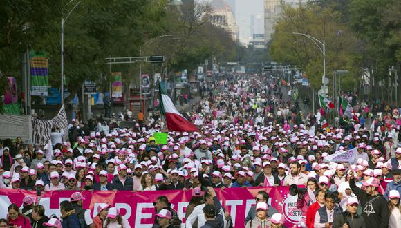 La gente participa en la marcha opositora "Por nuestra democracia" convocada por varias organizaciones para exigir un "voto libre" en las próximas elecciones presidenciales del 2 de junio, en la plaza Zócalo de la Ciudad de México el 18 de febrero de 2024. (Foto de VÍCTOR MENDIOLA / AFP)