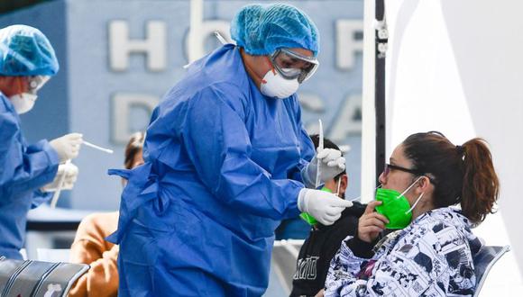 Trabajadores de la salud toman muestras para evaluar a las personas por la enfermedad del coronavirus COVID-19, en la explanada del Hospital General Carlos MacGregor del IMSS en la Ciudad de México. (Foto: Pedro PARDO / AFP)