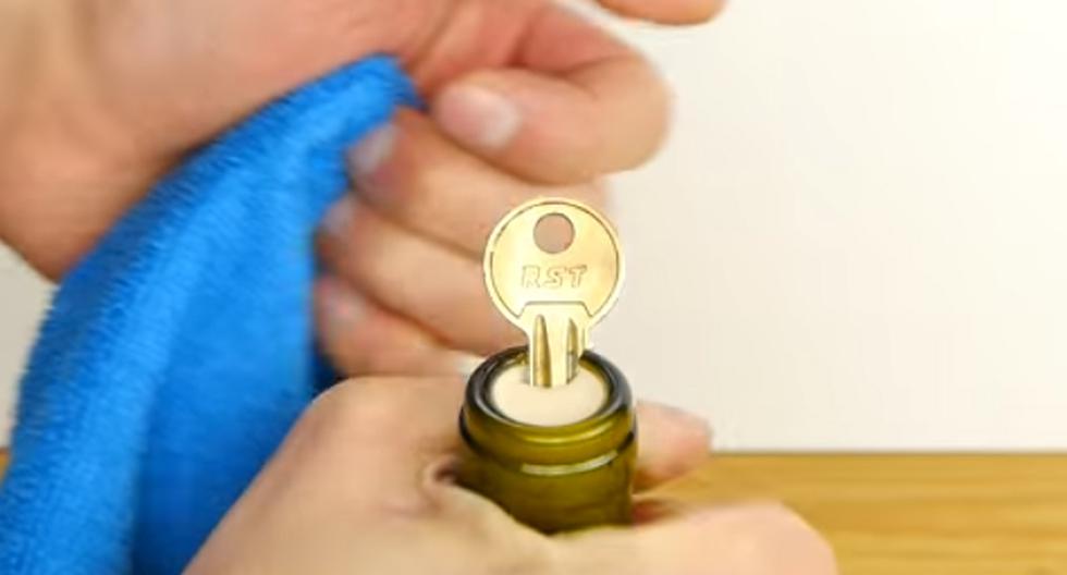 Tal y como podemos apreciar en este video de YouTube, este es el truco secreto para poder abrir una botella de vino con una llave. (Foto: captura)