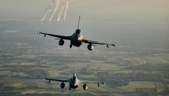 Foto referencial. Los aviones de combate F 16 participan en el ejercicio Air Shielding de la OTAN cerca de la base aérea en Lask, Polonia central, el 12 de octubre de 2022. (Foto de RADOSLAW JOZWIAK / AFP)