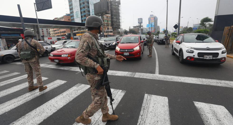 Solo personas con trabajos esenciales podrán hacer uso de sus autos. (GEC)