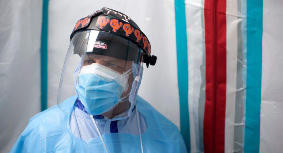 El jefe de personal, el doctor Joseph Varon, mira a través de la sala Covid-19 en el United Memorial Medical Center en Houston, Texas.  (Foto: AFP / Mark Felix).