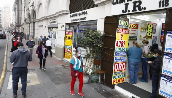 En el mercado paralelo o casas de cambio de Lima, el tipo de cambio se cotizaba a S/3,890 la compra y S/3,950 la venta de cada billete verde. (Foto: Eduardo Cavero / GEC)