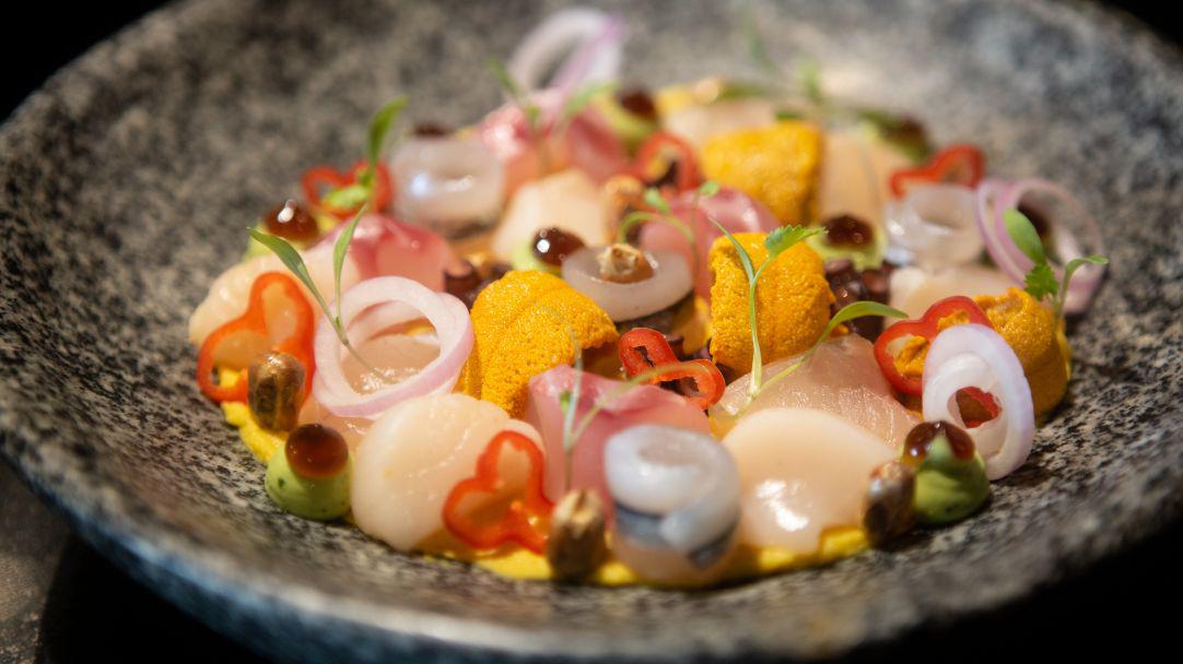 El tercer nombramiento todavía está fresco (octubre pasado), pero ‘Micha’ es tajante sobre el futuro de Maido: en 2023 todo cambiará. Uno de sus sueños es abrir una taberna nikkéi. (Foto: Karen Zárate)