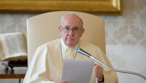El Papa Francisco ofrece su audiencia general semanal desde la biblioteca del Palacio Apostólico en el Vaticano, el 11 de noviembre de 2020. (Vatican Media/REUTERS).