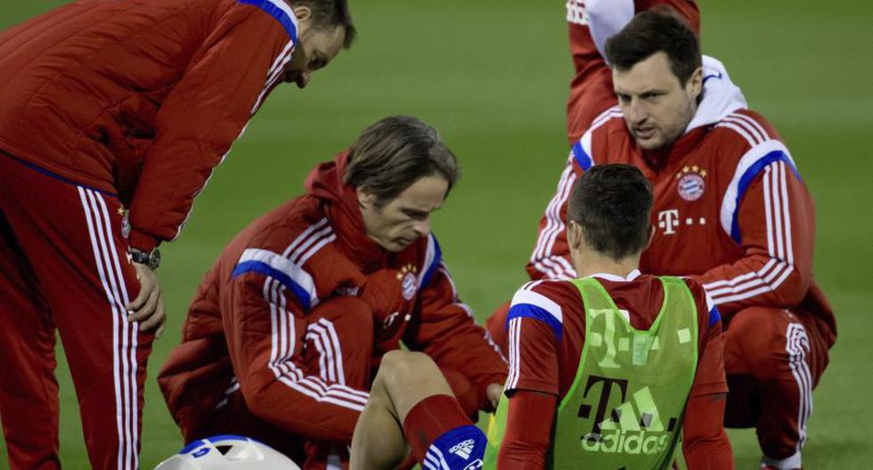 Médico del Bayern Múnich asiste a Robert Lewandowski (c) durante un entrenamiento en Catar. (Foto: EFE)