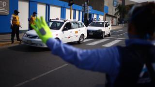 Taxis: desde hoy podrán viajar hasta tres pasajeros en vehículos menores